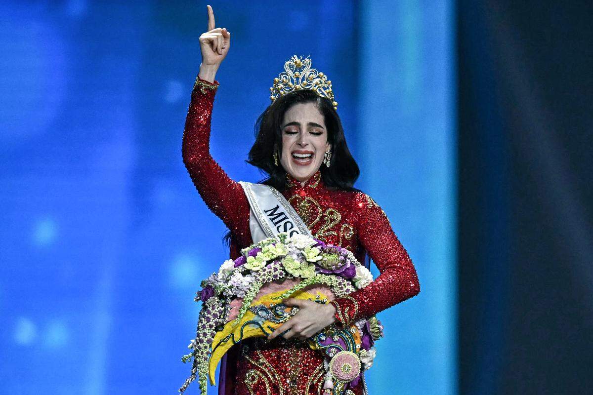TOPSHOT - Miss Mexico Fatima Bosch celebrates winning the 2025 Miss Universe pageant in Nonthaburi, north of Bangkok, on November 21, 2025. (Photo by Lillian SUWANRUMPHA / AFP) (Photo by LILLIAN SUWANRUMPHA/AFP via Getty Images)          