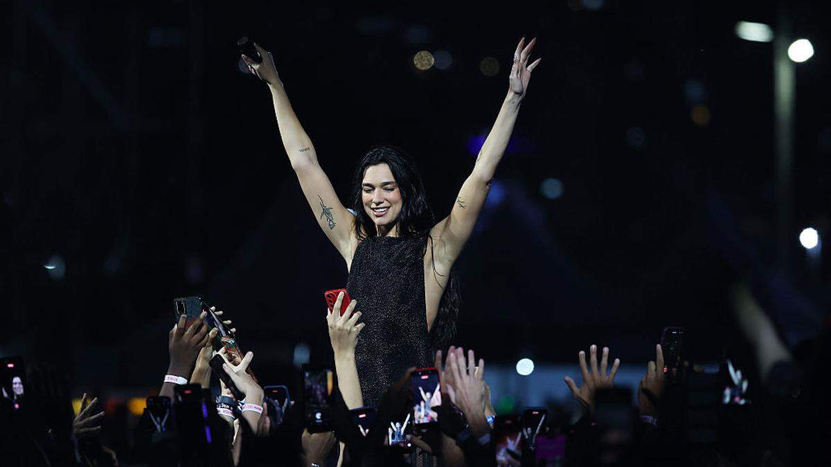 La cantante Dua Lipa ha implementado asistentes conversacionales (chatbots) para automatizar y personalizar la comunicación. En la foto, Dua Lipa da un concierto en Río de Janeiro, el 22 de noviembre de 2025..