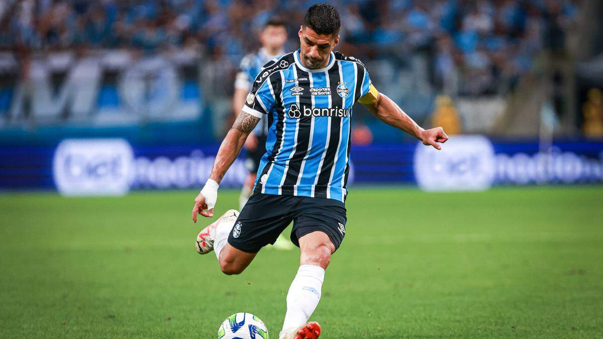 El delantero uruguayo del Gremio Luis Suárez ganó este jueves el premio Bola de Oro que se entrega al mejor jugador del campeonato del país sudamericano.