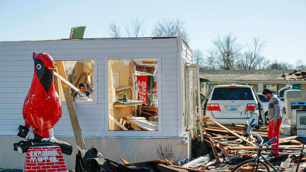 Pete Desai (izquierda), propietario del Cardinal Motel en Bowling Green, Kentucky, examina los daños causados por tornados el 12 de diciembre de 2021. - (Foto de Gunnar Word / AFP/Getty Images)