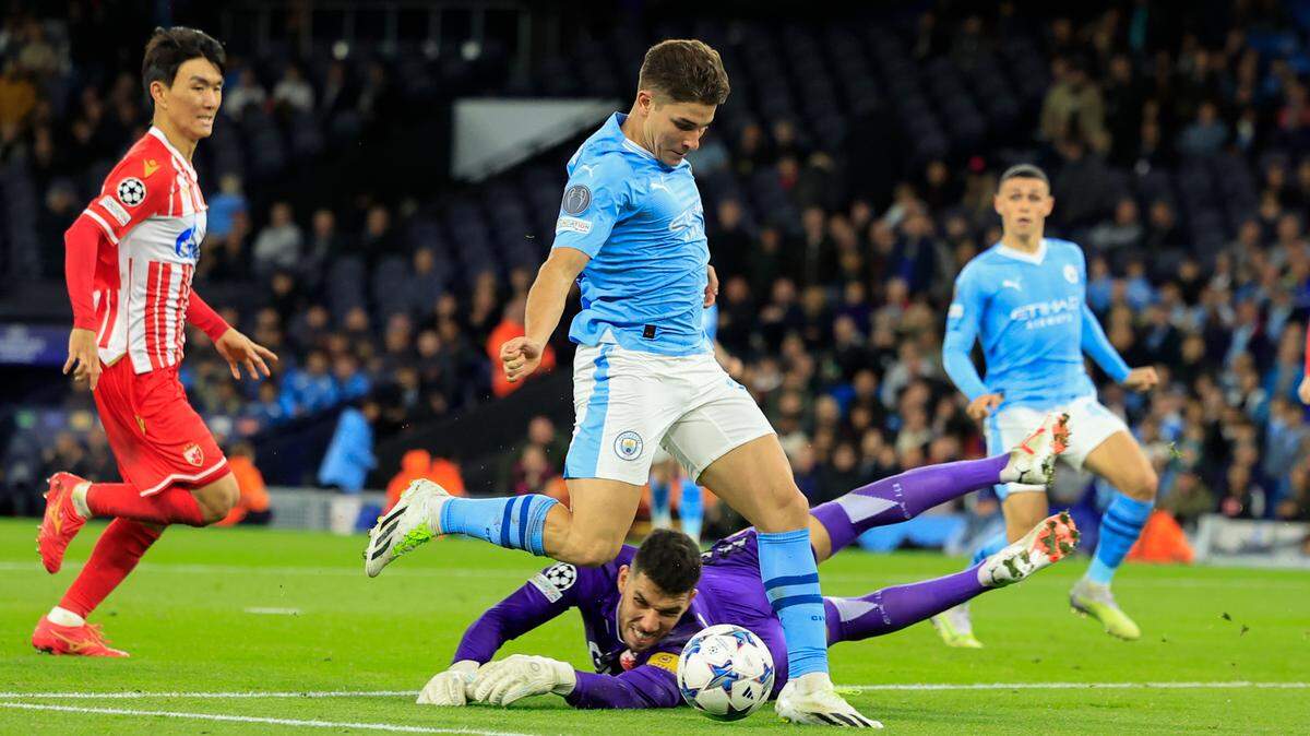 El delantero del Manchester City Julian Álvarez anota un gol ante Estrella Roja de Belgrado, en el partido de la Liga de Campeones celebrado el 19 de septiembre de 2023 en Manchester, Inglaterra.