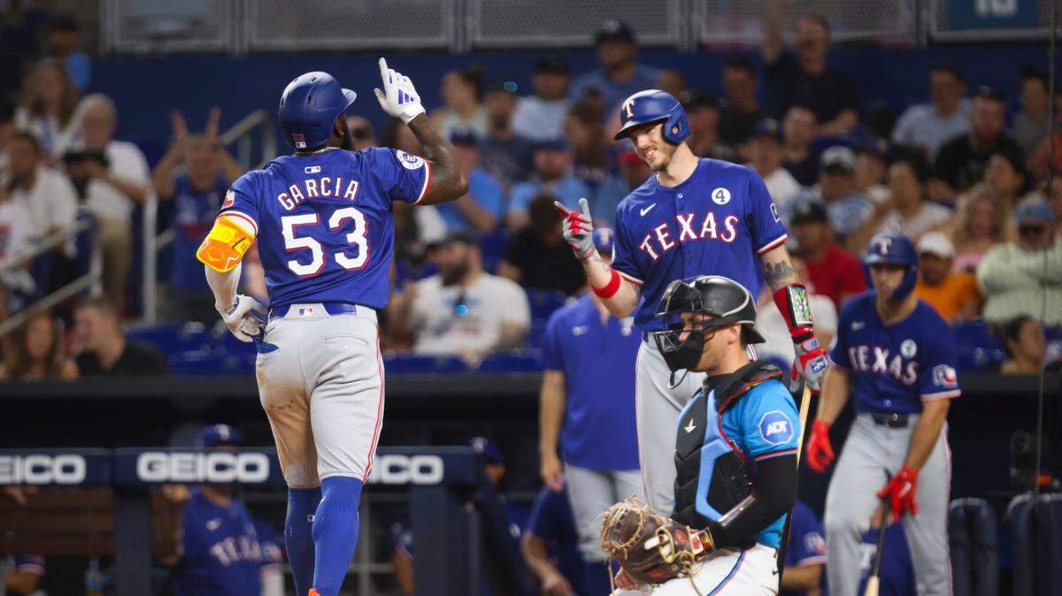 El jardinero cubano de los Rangers de Texas Adolis García pisa el home tras pegar un jonrón en el sexto inning del partido ante los Marlins, celebrado el 2 de junio de 2024 en Miami.