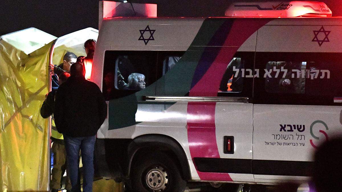 El quinto grupo de rehenes liberados en la Franja de Gaza por Hamás llegan por medio de un helicóptero a un hospital, en Ramat Gan, Israel, el miércoles 29 de noviembre de 2023.