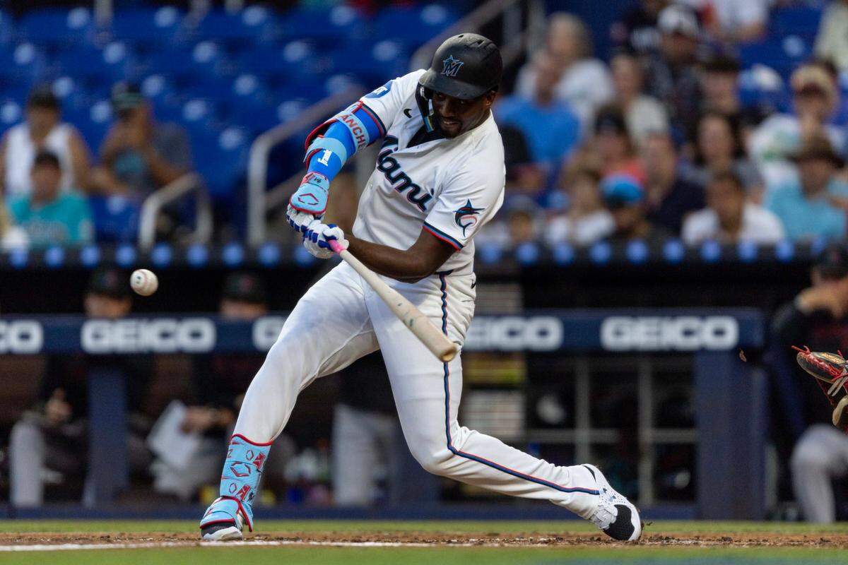 El jardinero de los Marlins Jesús Sánchez batea en el tercer inning del partido ante los Diamondbacks de Arizona, celebrado el 16 de abril de 2025 en Miami.