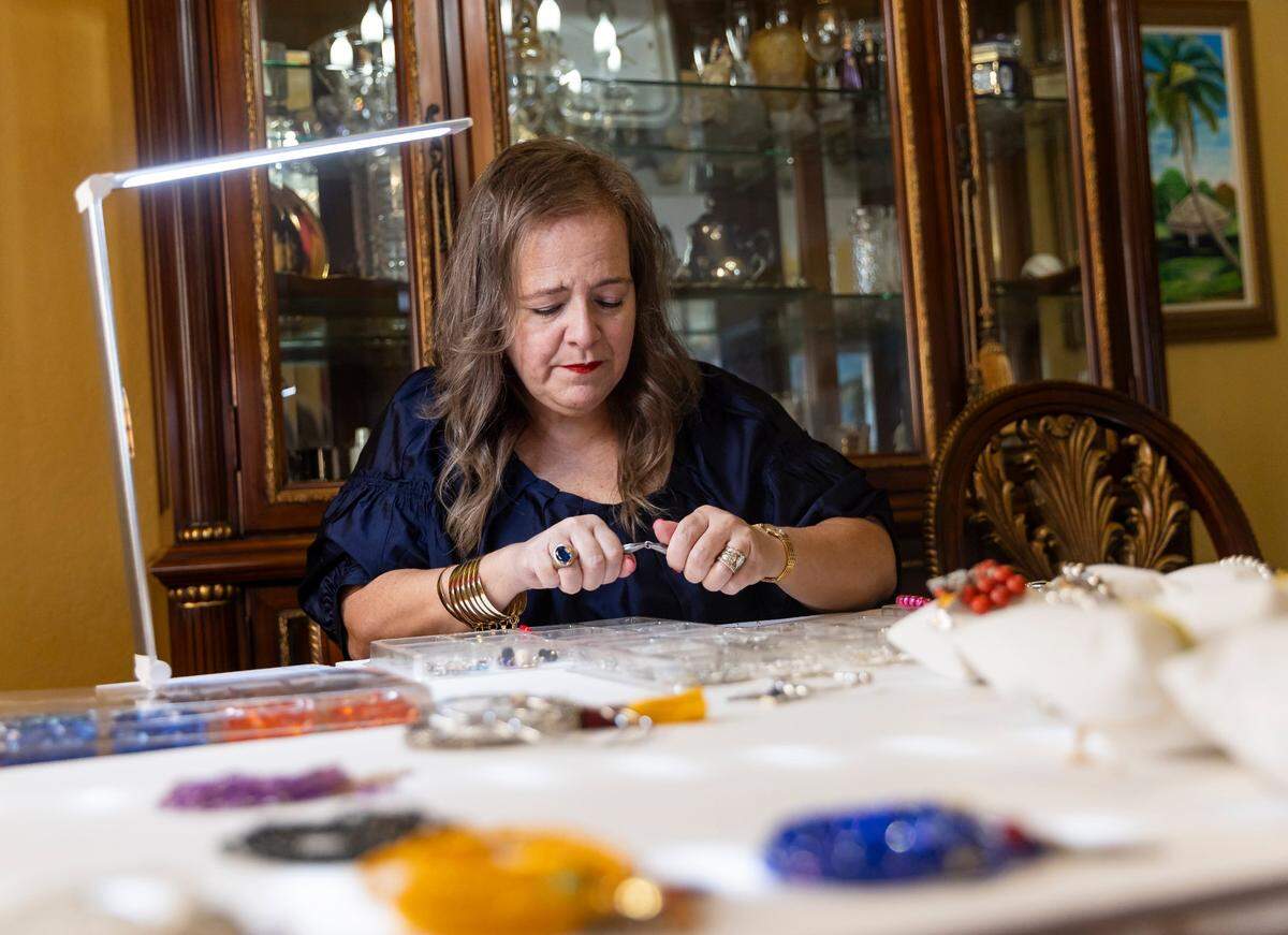 Flor María Dabaja creó Fortuna Cubana, un negocio online de venta de prendas y accesorios que ella diseña y que muestran la idiosincrasia cubana con frases, dichos, amuletos y símbolos patrios.