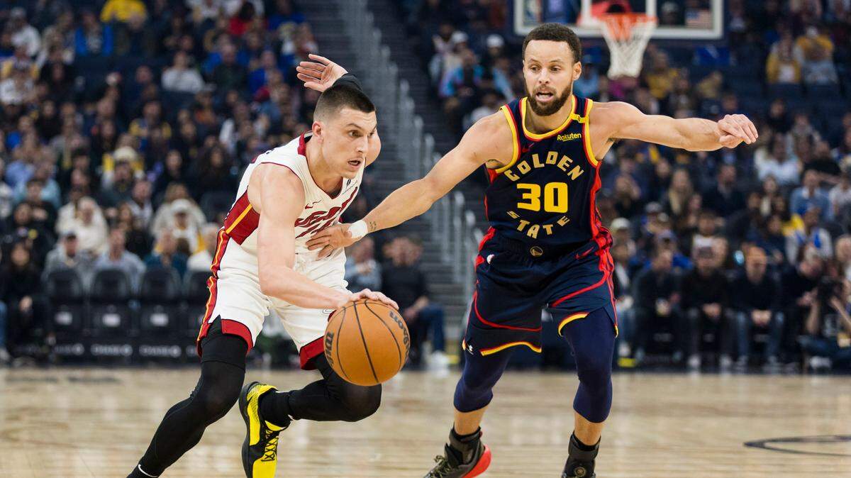 El jugador del Heat de Miami Tyler Herro (izq.) conduce la pelota ante la marca del astro de los Warriors de Golden State, Stephen Curry, en el partido celebrado el 7 de enero de 2025 en San Francisco.