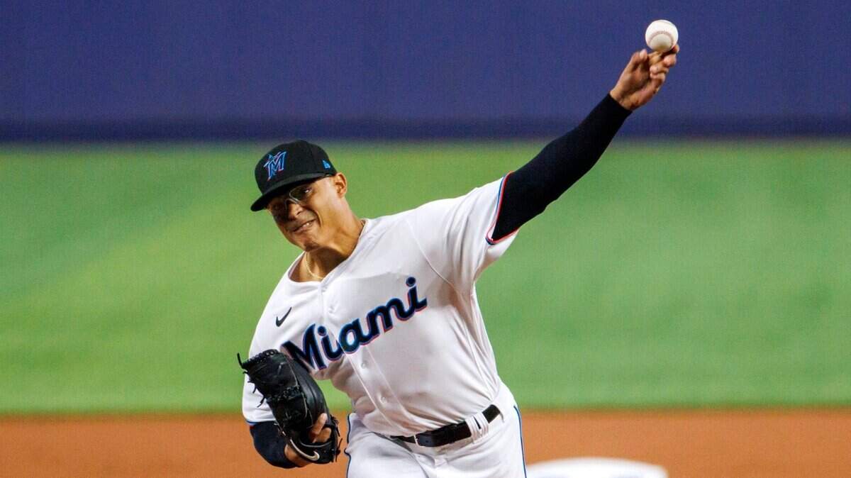 El abridor de los Marlins Jesús Luzardo lanza en el primer inning del partido ante los Cardenales de San Luis, celebrado el 19 de abril de 2022 en Miami.