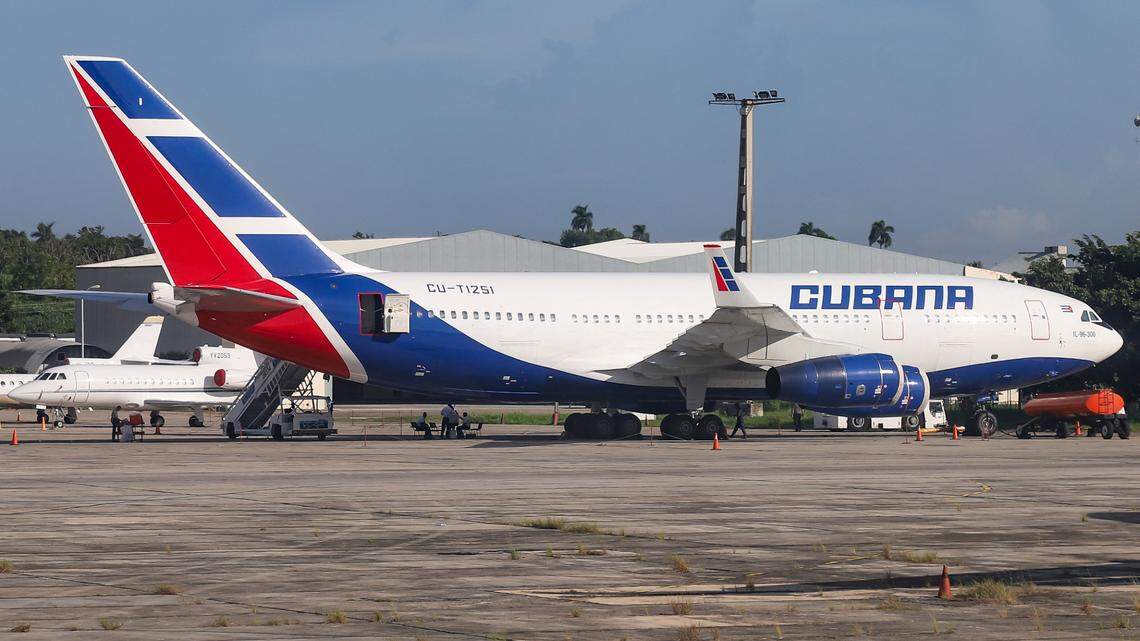 Foto de archivo de un avión de la aerolínea estatal Cubana de Aviación en el aeropuerto Internacional de La Habana. 