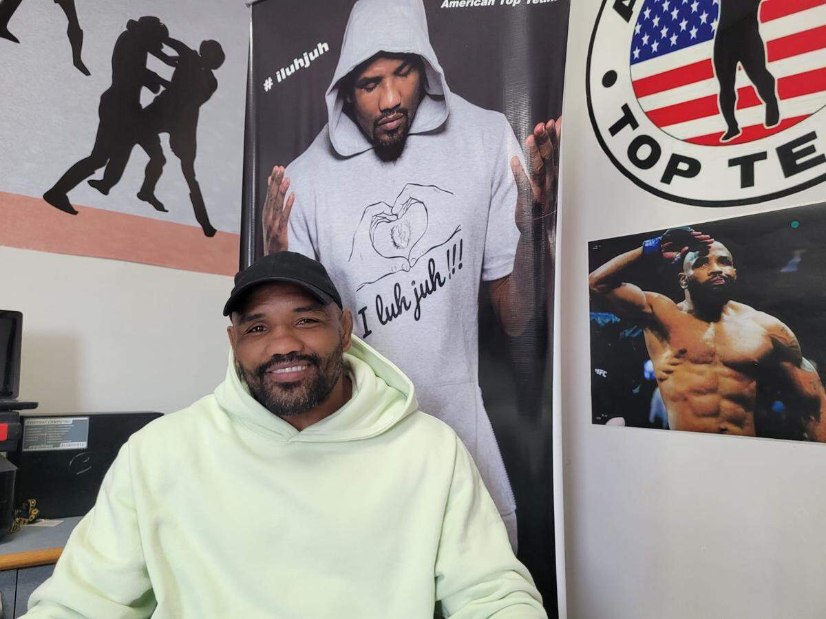 Yoel Romero viajó a París con cierto dolor y solo la victoria servirá de cura. Problemas burocráticos con el pasaporte cubano, impidieron que su maestro Pedro Lay estuviera a su lado en un momento muy importante para su carrera: su segunda presentación en Bellator.