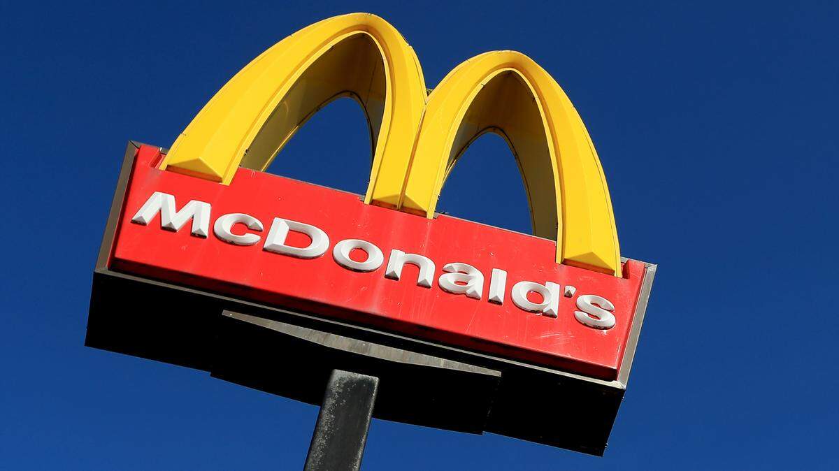 Una pelea en la ventanilla de comidas de un restaurante McDonald’s terminó en tragedia cuando un hombre sacó un arma de fuego y le disparó a otro cliente, de acuerdo con la policía de Daytona Beach, Florida.