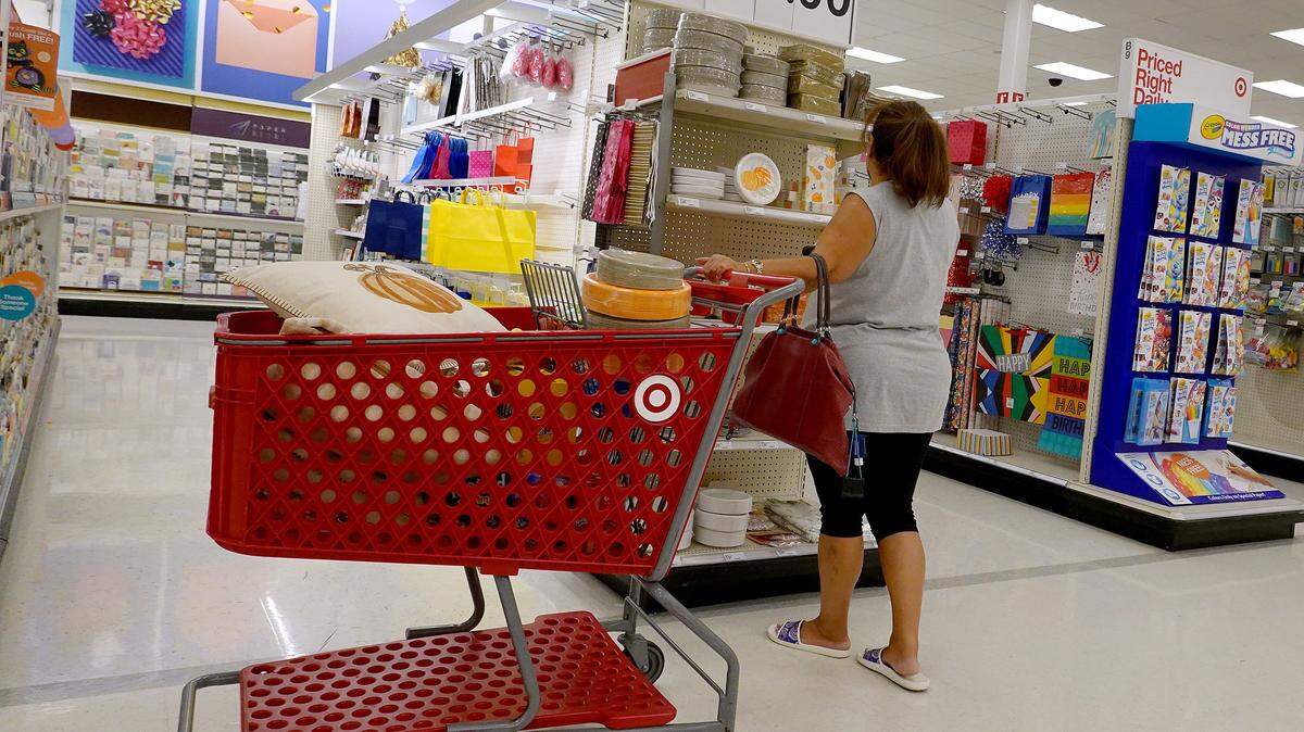 Consumidores compran en una tienda Target el 28 de septiembre de 2021 en Miami, Florida.
