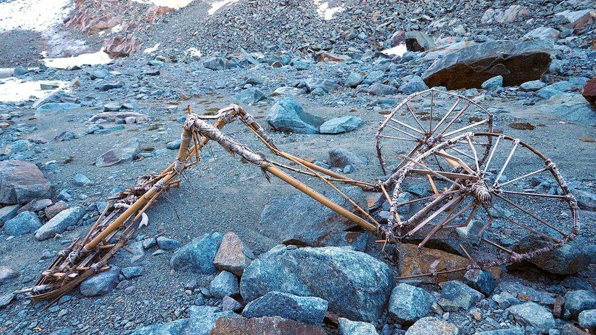 Un senderista que recorría el sureste de Suiza encontró un extraño objeto de bambú en un glaciar derretido del Paso Splügen. El hallazgo desconcertó a los expertos.