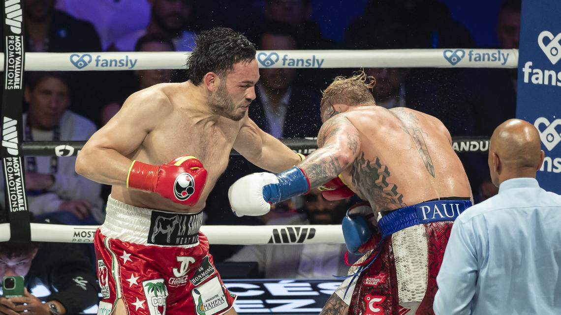 Julio César Chávez Jr. (izq.) en su pelea contra Jake Paul celebrada en el Honda Center, en Anaheim, California, el 28 de junio de 2025.
