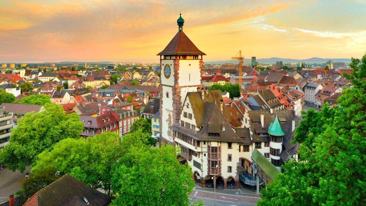 Alemania, Baden-Württemberg, Friburgo - La puerta suaba, “Schwabentor” fotografiada desde una posición alta.