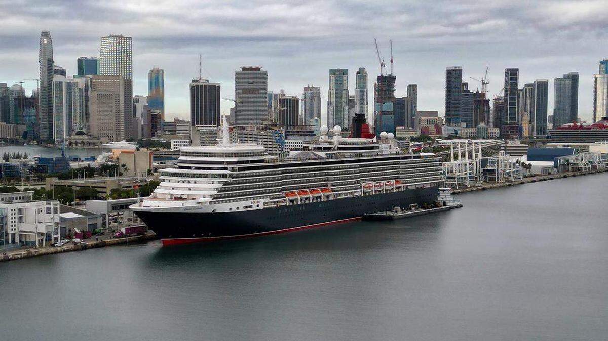 Vista aérea del crucero Queen Elizabeth de Cunard, atracado en el Puerto de Miami el jueves 16 de octubre de 2025. El barco arribó alrededor de las 6:00 a.m. y permanecerá en Miami durante seis meses, realizando viajes por el Caribe.