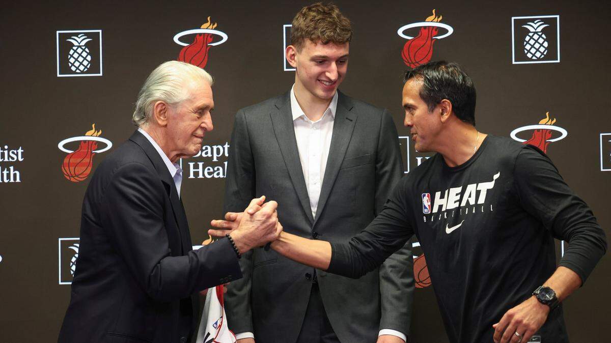 El presidente del Heat Pat Riley (izq.) estrecha la mano con el entrenador Erik Spoelstra en la presentación del prospecto serbio Nikola Jovic, el 27 de junio de 2022 en Miami.
