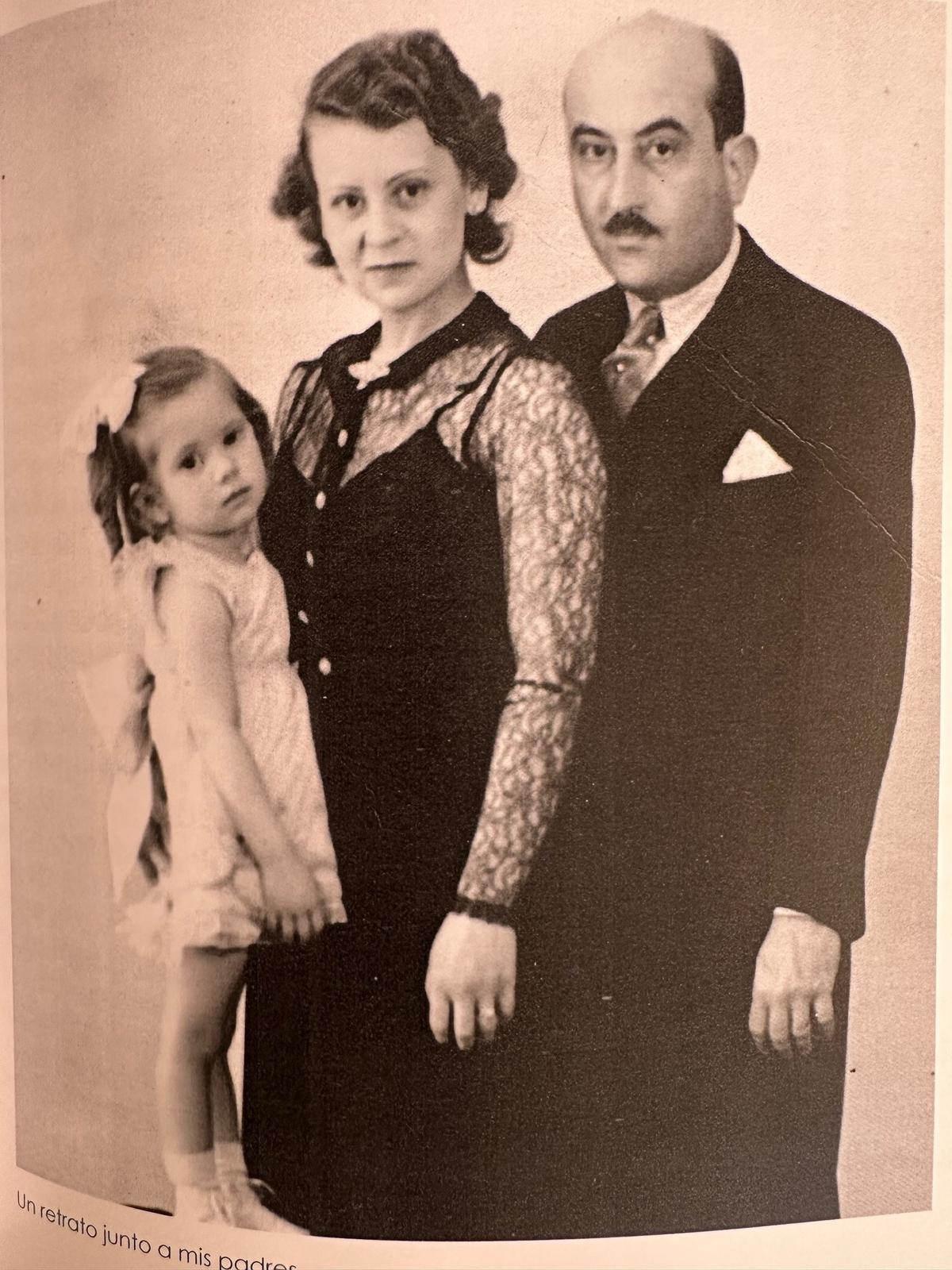 Ana María Solís Smith y sus padres.