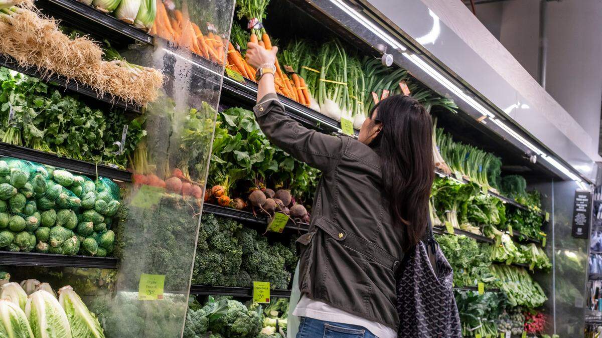 Una mujer compra vegetales en un supermercado Whole Foods en Nueva York, el miércoles 26 de septiembre de 2024. Estados Unidos reporto una disminución de la inflación para el mes de agosto y un aumento del optimismo de los consumidores.
