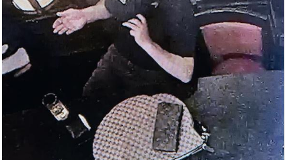 Imagen de vigilancia de Bustamante Leiva con el bolso y la cartera de Kristi Noem.