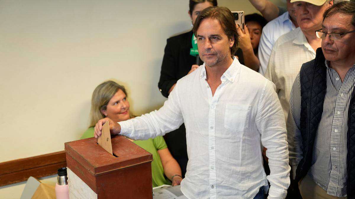El presidente de Uruguay, Luis Lacalle Pou, deposita su voto durante la primera onda de las elecciones generales, el 27 de octubre de 2024, en Canelones.