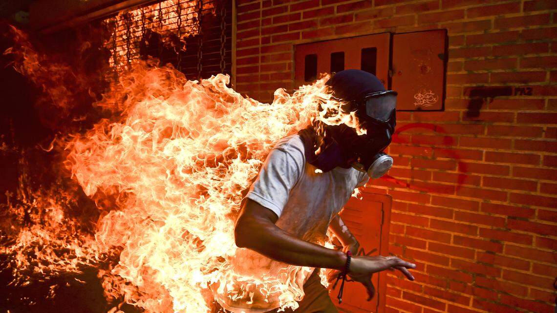La fotografía de Ronaldo Schemidt que se coronó como la mejor foto del año en el certámen de World Press Photo se titula "Venezuela en crisis".