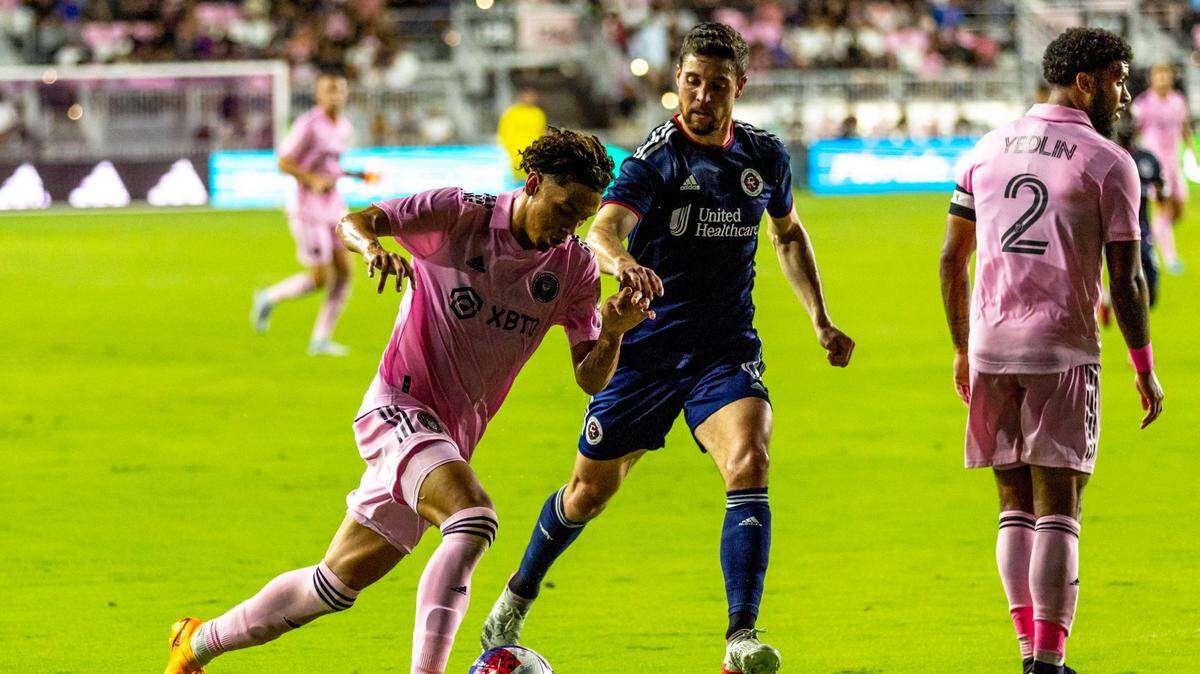 El mediocampista del Inter Miami CF David Ruiz (41) lucha por la posesión del balón con el mediocampista del New England Revolution Matt Polster (8) durante la primera mitad de un partido de la MLS en el DRV PNK Stadium en Fort Lauderdale, Florida, el sábado 13 de mayo de 2023 .