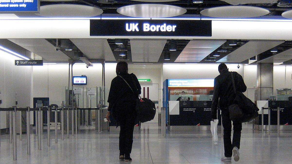 Control migratorio en el aeropuerto Heathrow de Londres, Reino Unido, en el contexto de nuevas políticas de inmigración 2025.