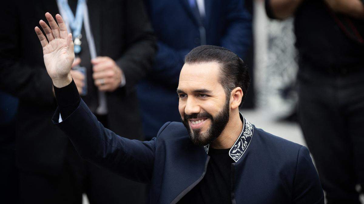 El presidente de El Salvador, Nayib Bukele, ha sido fuertemente criticado por el reciente arresto de varios activistas de derechos humanos. En la foto, Bukele asiste a la toma de posesión del presidente argentino Javier Milei, el 30 de septiembre de 2024, en Buenos Aires.
