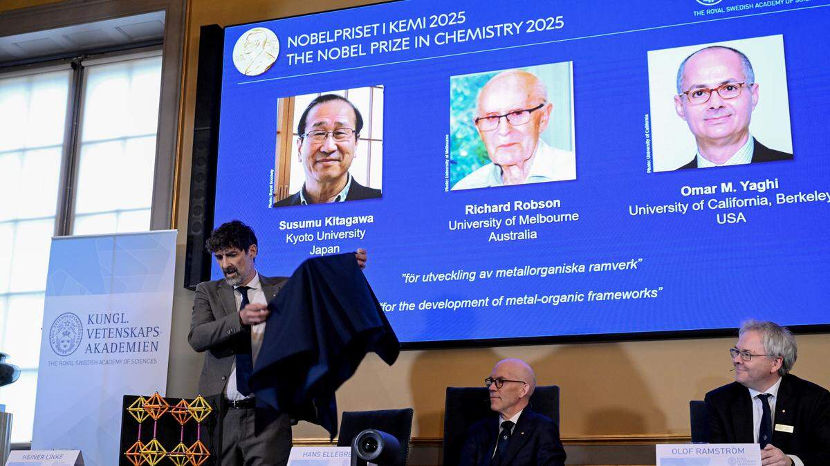 Los ganadores del Premio Nobel de Química 2025: Susumu Kitagawa (Universidad de Kioto, Japón), Richard Robson (Universidad de Melbourne, Australia), Omar M. Yaghi (Universidad de California, Berkeley, EEUU), son anunciados durante una conferencia de prensa en la Real Academia Sueca de Ciencias, en Estocolmo, el miércoles 8 de octubre de 2025.