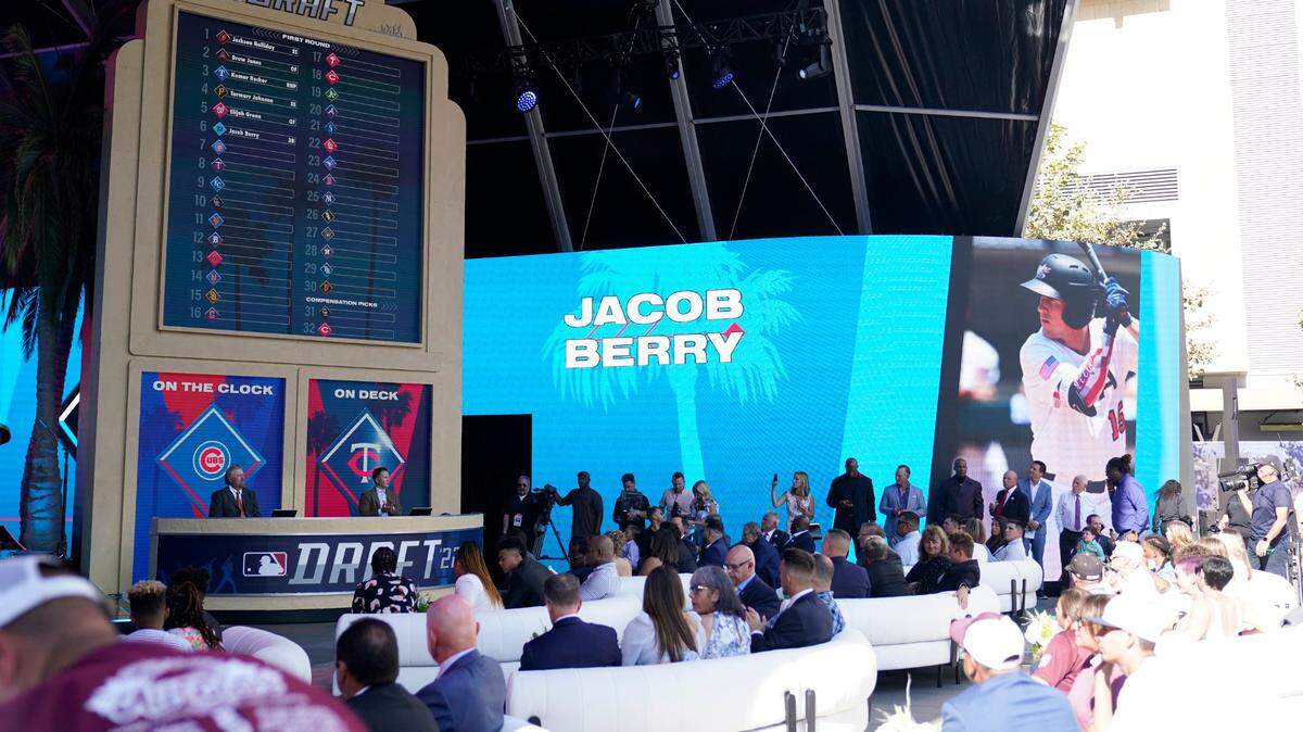 Cuando los Marlins llegaron a escoger en la primera ronda del Draft 2022 de Grandes Ligas el domingo, tenían a su disposición una selección de los mejores jugadores universitarios. Y cuando les tocó pedir en el puesto seis pidieron al tercera base y jardinero de LSU Jacob Berry. 