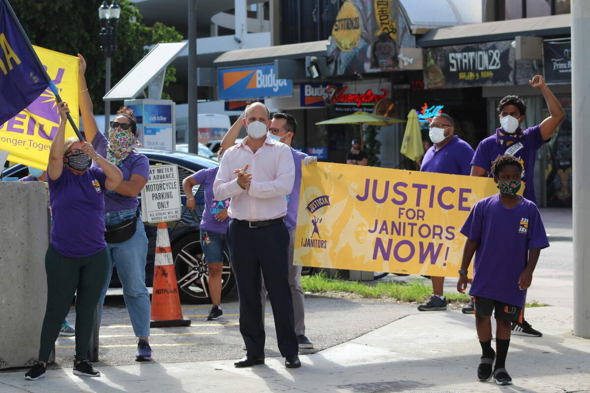 El senador José Javier Rodríguez (al centro) asistió a la protesta e indicó la necesidad de protección para los trabajadores en momentos en que aumentan los contagios.