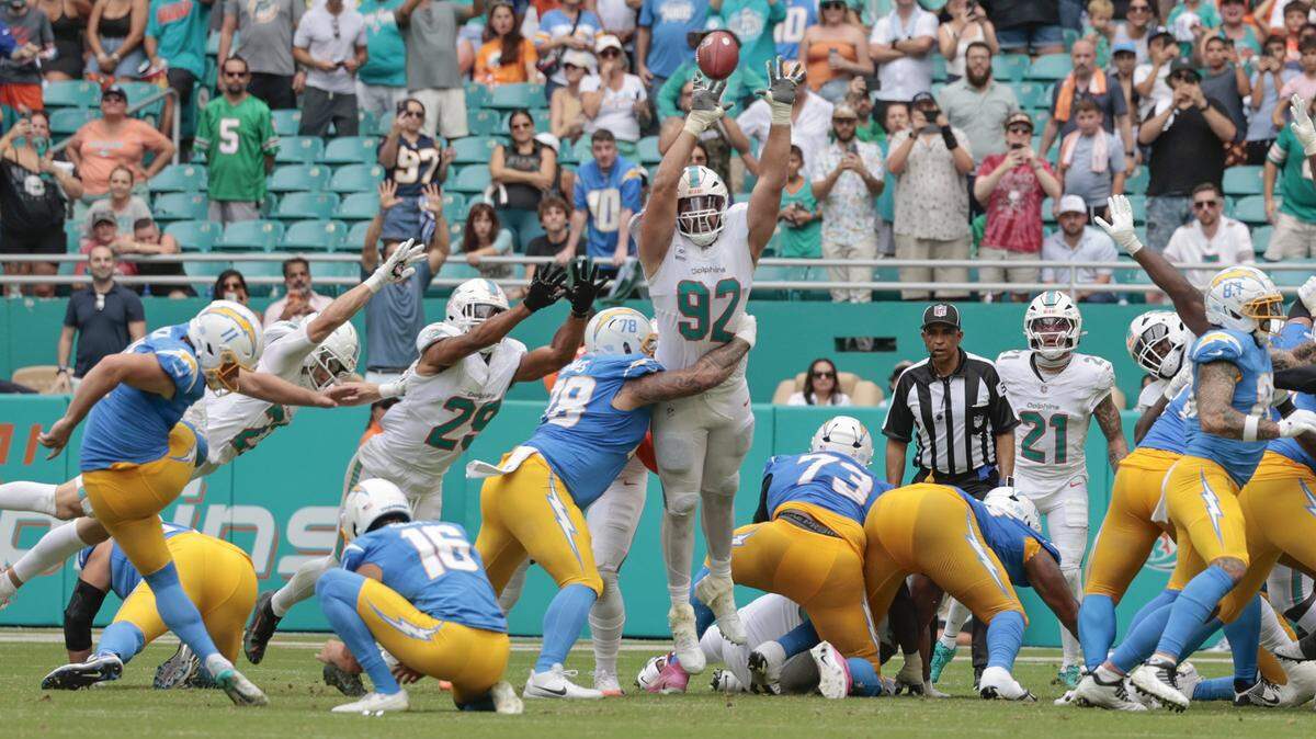 El kicker de los Chargers Cameron Dicker (11) patea el gol de campo que definió la victoria de su equipo ante los Dolphins, en el partido celebrado el 12 de octubre de 2025 en el Hard Rock Stadium en Miami Gardens, Florida.