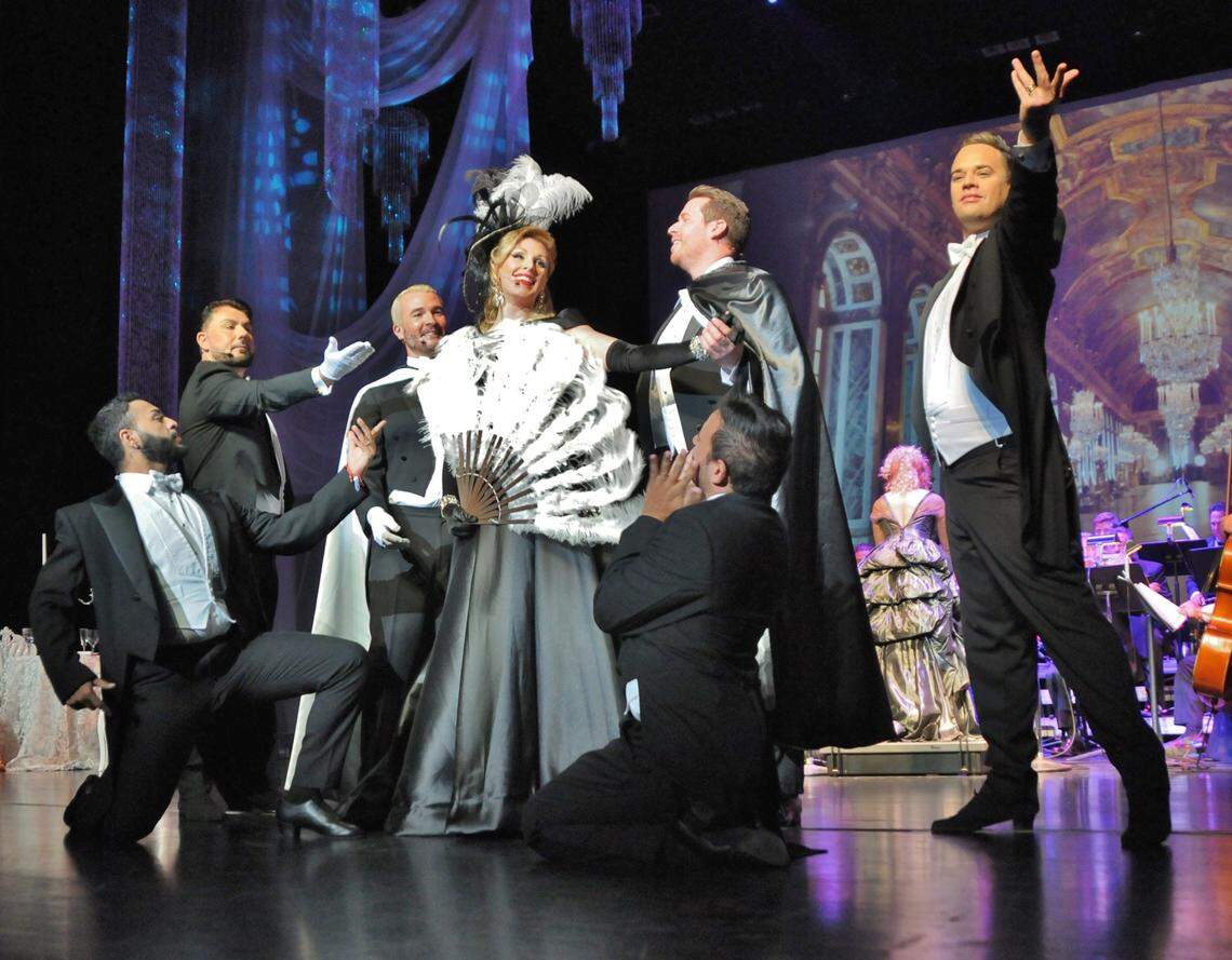 Maylú en el papel principal de 'La viuda alegre', rodeada del ballet masculino, en una función anterior de Martí Productions, 'An Operetta Fantasy'.