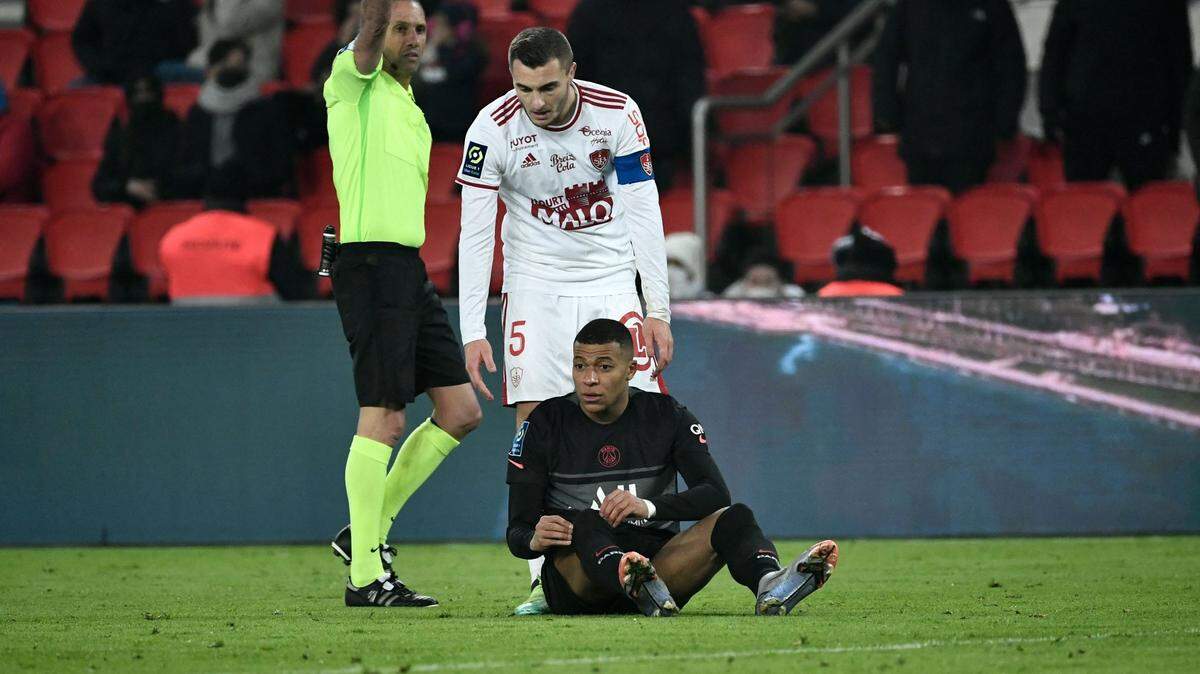 El delantero francés del Paris Saint-Germain Kylian Mbappé, máximo goleador del equipo esta temporada, sufre una lesión en los aductores, indicó el club, que no precisó la duración de la recuperación, a un mes de la ida en Francia de los octavos de final de la Liga de Campeones contra el Real Madrid.