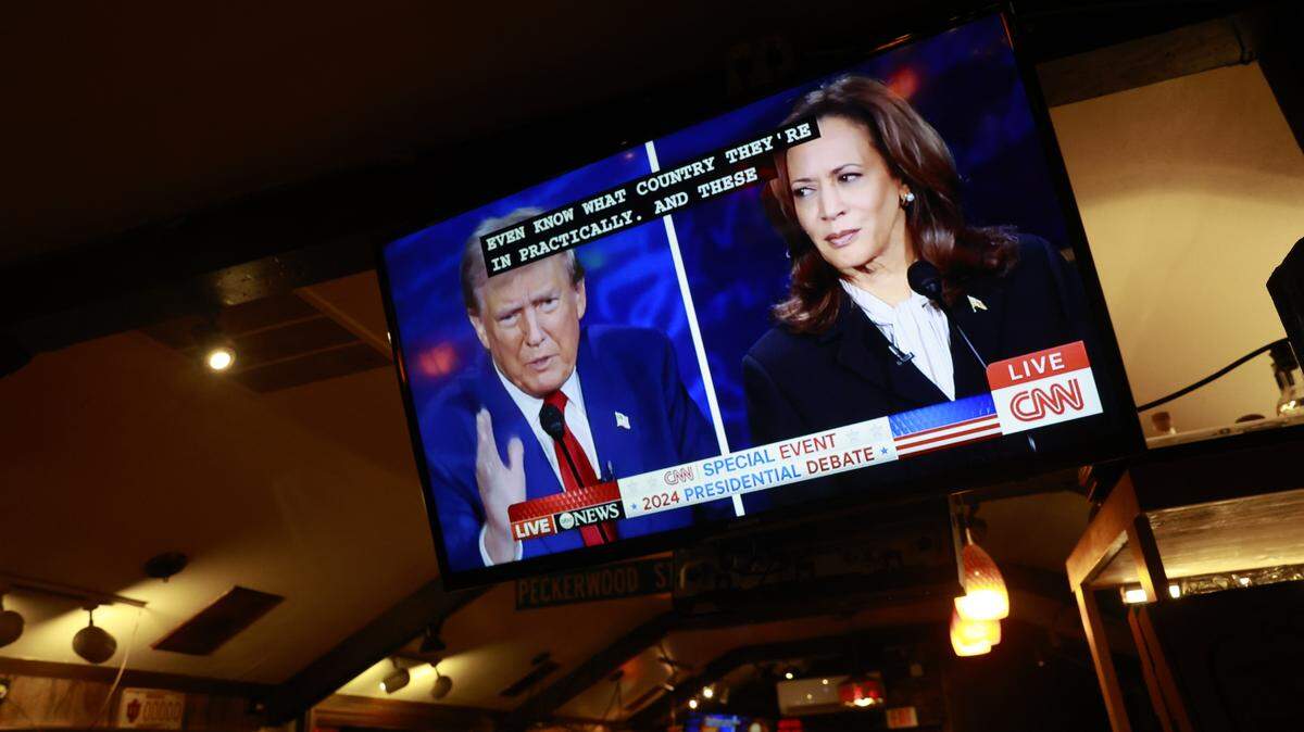 Un televisor muestra el debate entre el expresidente y candidato republicano Donald Trump y la vicepresidenta de EEUU y candidata demócrata Kamala Harris en Bloomington, Indiana, el martes 10 de septiembre de 2024.