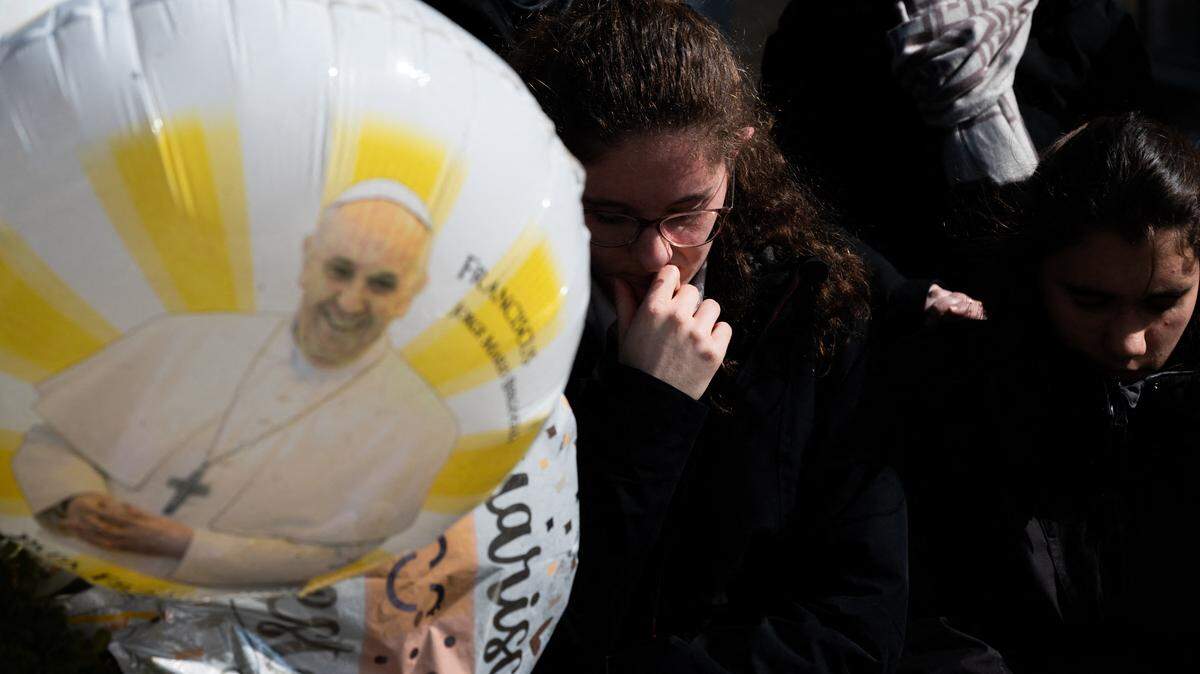 Una mujer reza por la salud del papa Francisco el domingo 2 de marzo de 2025, frente al Hospital Gemelli, Roma, donde el Santo Padre ha estado hospitalizado desde el 14 de febrero.