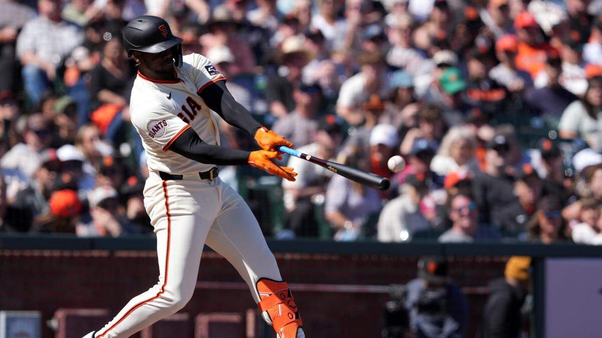 El cubano Jorge Soler batea un hit por los Gigantes en el partido ante los Padres de San Diego, celebrado el 7 de abril de 2024 en San Francisco.