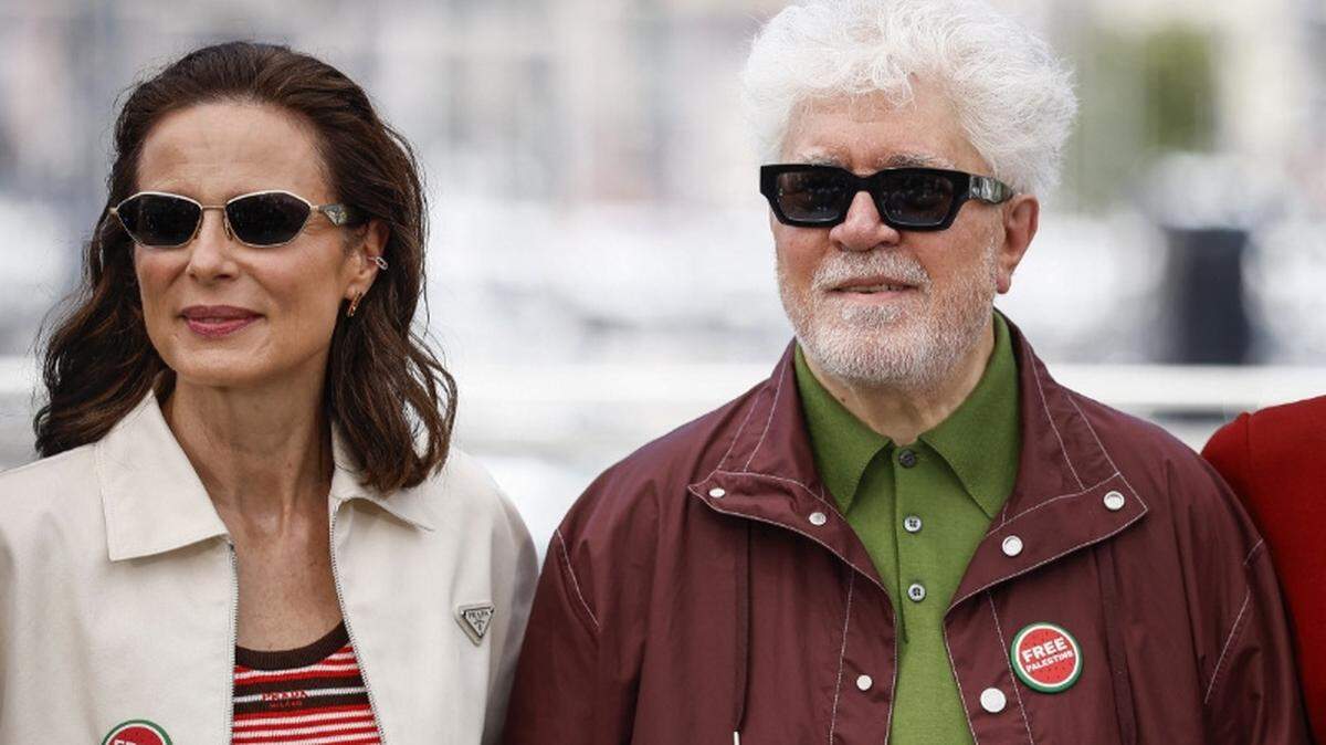 El director Pedro Almodóvar y la actriz Aitana Sánchez-Gijón, ambos luciendo insignias con el lema "Palestina Libre", posan durante una sesión fotográfica para la película "Amarga Navidad", que compite en el 79º Festival de Cine de Cannes en Cannes, Francia, el miércoles 20 de mayo de 2026.