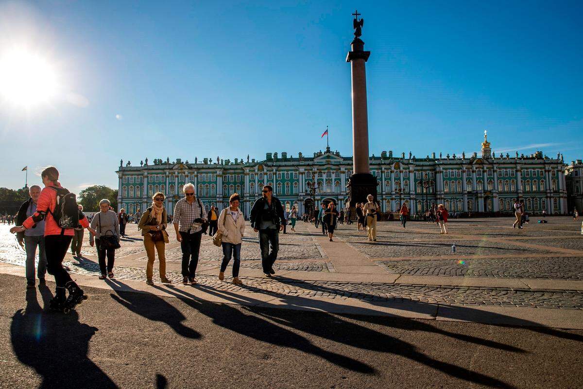 La gran Plaza del Palacio de San Petersburgo, donde se ubica el museo Hermitage, es uno de los grandes reclamos turísticos de esta ciudad.
