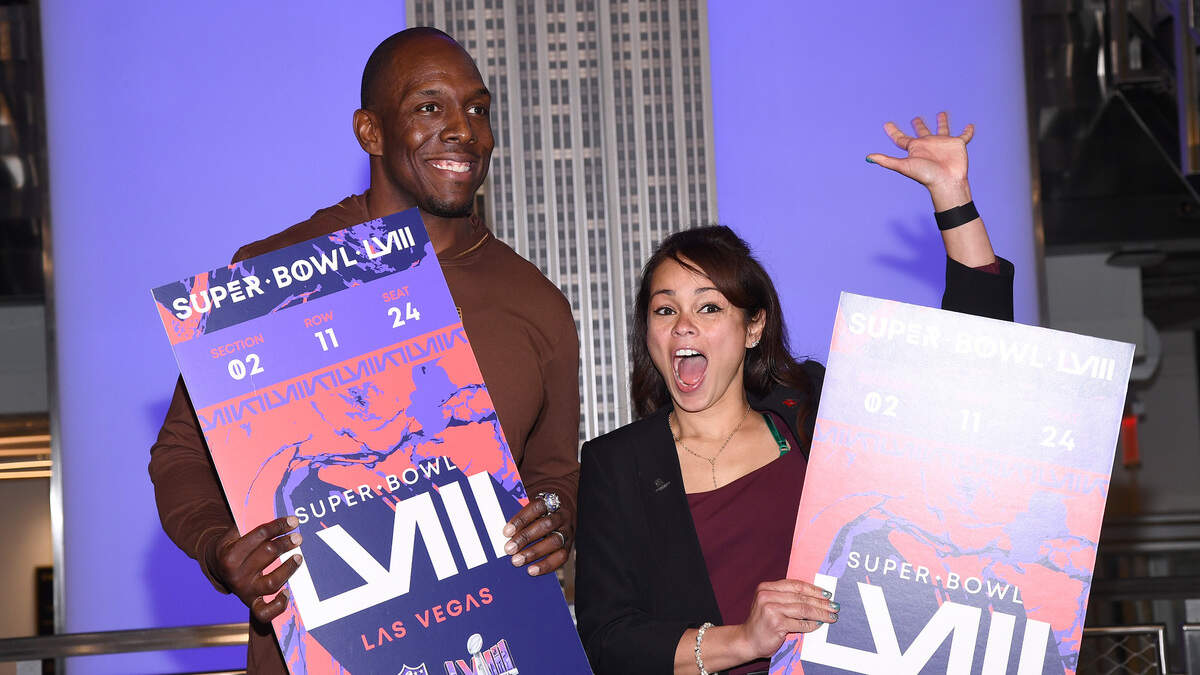El jugador de NFL Kevin Boothe le regala a Antoinette Wallace, veterana de la Guardia Nacional, un par de entradas para el Super Bowl LVIII en Las Vegas, en una ceremonia en honor al Día de los Veteranos, el 10 de noviembre de 2023 en Nueva York.