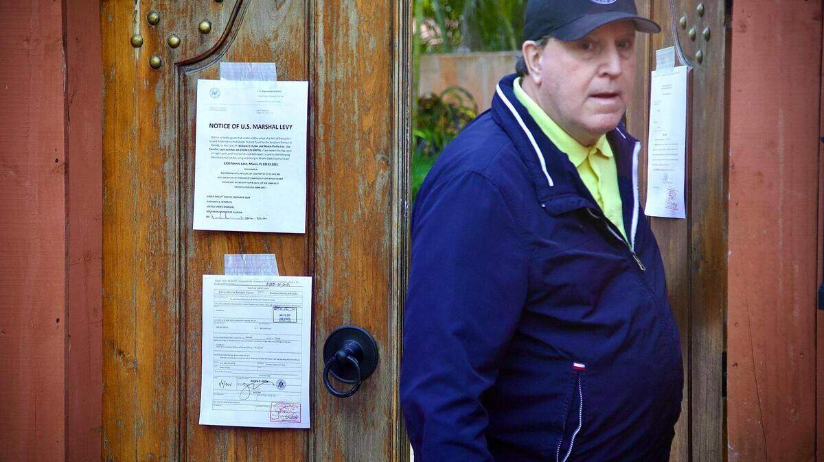 Joe Carollo sale de su casa para hablar con los periodistas por segunda vez frente a su residencia en Coconut Grove el viernes 2 de febrero de 2024. Los alguaciles confiscaron la propiedad del comisionado de Miami Joe Carollo después de que perdió un juicio civil acusándolo de abuso de su cargo público.