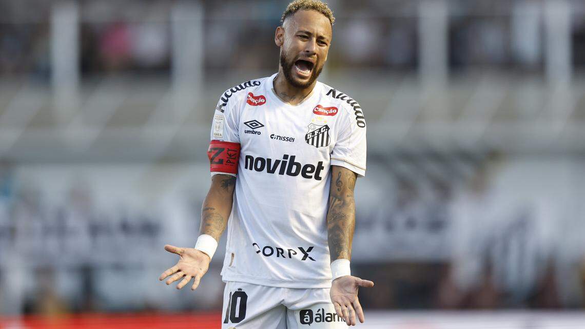 Neymar, del Santos, reacciona durante un partido entre Santos y Fluminense correspondiente al Brasileirao 2026 en el estadio Vila Belmiro, el 19 de abril de 2026 en Santos, Brasil.