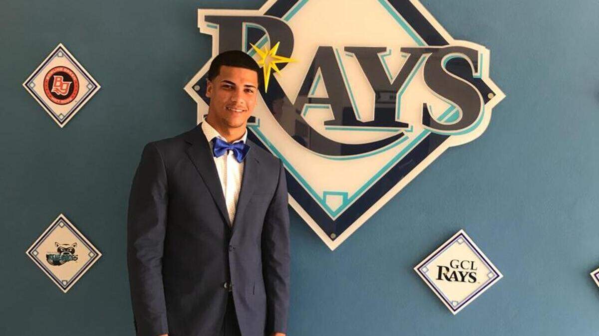 Sandy Gastón firma de manera oficial su contrato con los Rays.