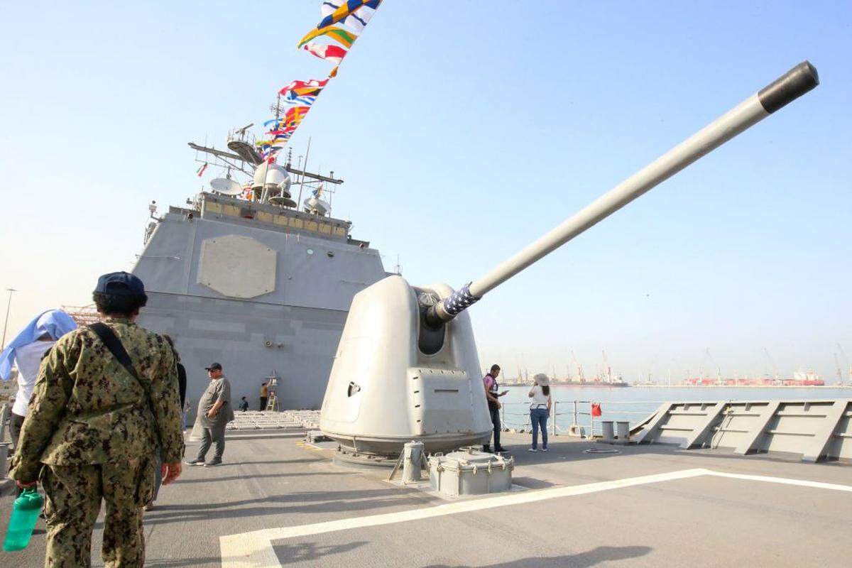 Varias personas visitan el crucero de misiles guiados USS Port Royal (CG 73) en el puerto de al-Shuaiba, a 35 km al sur de la ciudad de Kuwait, el 6 de junio de 2022.