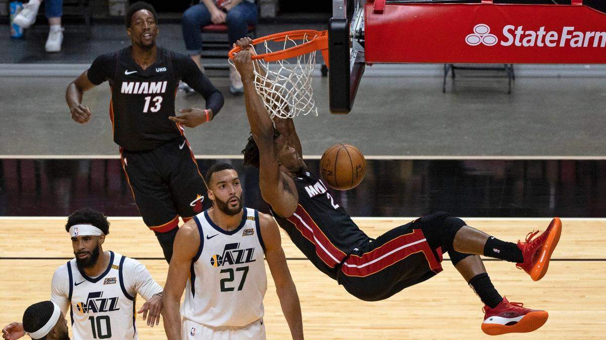 El delantero del Heat Jimmy Butler (22) clava la pelota ante el centro del Jazz Rudy Gobert (27), Mike Conley (10) y Royce O’Neale (23) el viernes 26 de febrero de 2021 en el AmericanAirlines Arena.