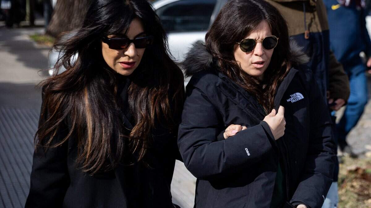 Gianinna (izq.) y Dalma Maradona, hijas del fallecido ícono del fútbol argentino Diego Maradona, llegan a una audiencia del juicio en San Isidro, en las afueras de Buenos Aires, el 29 de mayo de 2025.