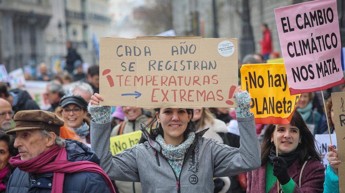 Un grupo de personas participan en una manifestación el fin de semana en Madrid, España, para exigir soluciones reales en la cumbre climática de la ONU (COP28) que se celebra en Dubai, Emiratos Árabes Unidos. 