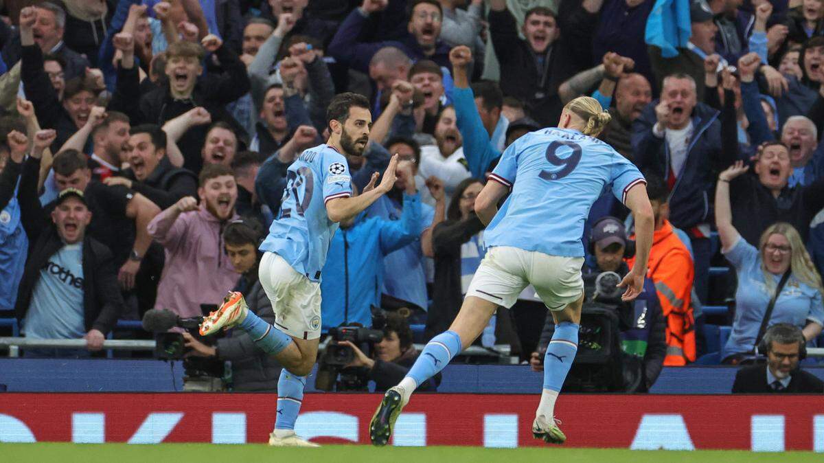 El jugador del Manchester City Bernardo Silva (izq.) celebra un gol contra el Real Madrid en el partido de vuelta de la semifinal de la Liga de Campeones celebrado el 17 de mayo de 2023 en Manchester, Inglaterra.