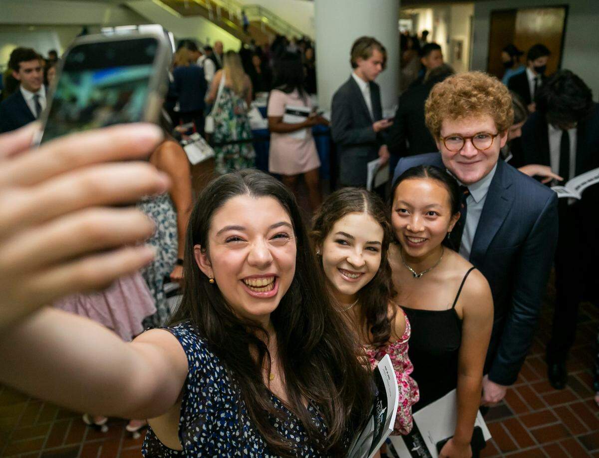 De izquierda a derecha: Gianna Hutton, Ana Martínez, Mikayla Ashe y Daniel Soloman todos estudiantes de Miami Palmetto Senior High School, antes del comienzo de la 64th ceremonia de los Silver Knight Awards en el James L. Knight Center.