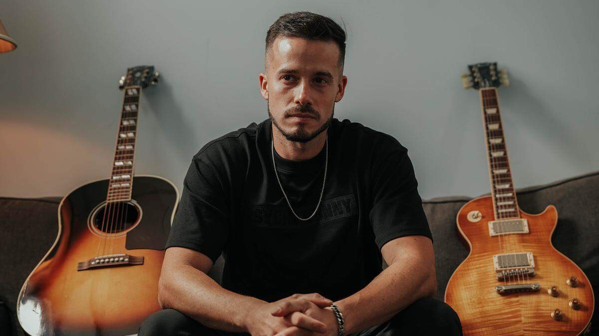 El argentino Sebastián Wozniuk, guitarrista, productor musical, ingeniero de sonido y miembro votante de los Latin Grammy Awards.